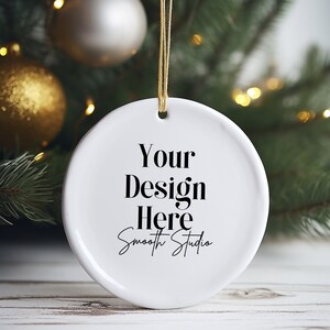 Puede incluir: Adorno navideño de cerámica blanca con el texto "Your Design Here" y "Smooth Studio" en letras negras.