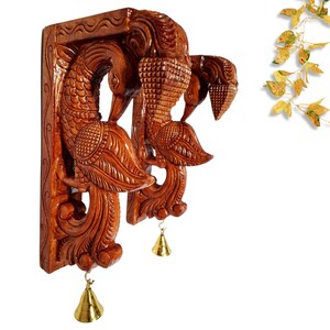 Handgeschnitztes Holz Pfau Wandhalterungspaar | Temple Bird Corbels mit Messingglöckchen