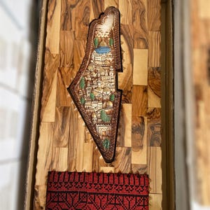 Decoración de pared hecha a mano con el mapa de Palestina: madera de olivo, piedra artificial y bordado tradicional.