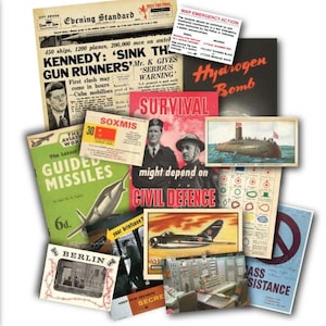 Könnte beinhalten: Eine Collage aus Vintage-Ephemera mit dem Thema Kalter Krieg. Enthält Zeitungsschlagzeilen über Kennedy, ein "Hydrogen Bomb"-Poster und eine Broschüre "Guided Missiles". Weitere Elemente sind eine U-Boot-Illustration und Informationen zum Zivilschutz.