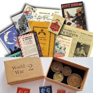 Puede incluir: Una colección de objetos de época, incluyendo periódicos, folletos y postales. Una caja con la inscripción "World War 2" se encuentra junto a una bandeja de monedas y sellos. Los artículos son de varios colores, con texto visible.