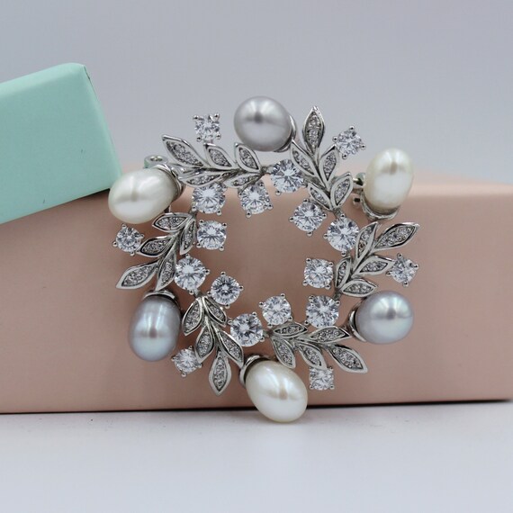 Minimalist brooch on sale