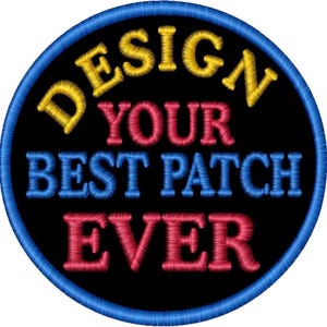 Op de afbeelding: Een zwarte ronde patch met een blauwe rand. De tekst "Design Your Best Patch Ever" is geborduurd in geel, rood en blauw.
