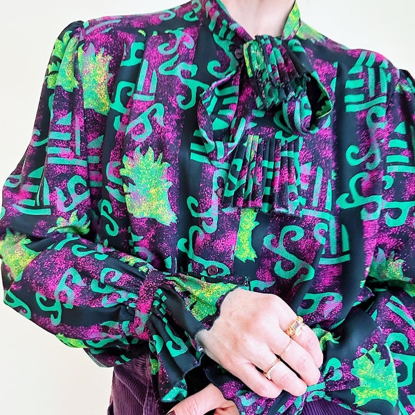 Vintage silk abstract blouse | secretary blouse | ruffle sleeves shoulders | neck tie | black purple green | silk button down top | small