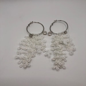 Tatted Creolen, Ohrringe mit Spitze, Sakura Blüten Ohrringe, Statement Ohrringe • Hochzeitsohrringe, Hochzeitsgeschenk, Spitze Geschenk