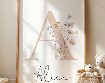 Puede incluir: Impresión enmarcada con una letra "A" de color rosa pálido adornada con flores de acuarela en suaves tonos rosas y amarillos. El nombre "Alice" está escrito en una elegante escritura debajo. La obra de arte está sobre un fondo blanco.