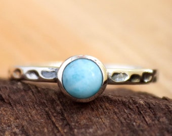 Anillo de larimar, larimar minimalista, anillo de larimar redondo genuino, anillo de plata esterlina, joyería de larimar de República Dominicana, anillo de diseño martillado
