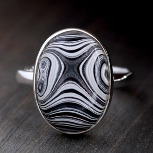 Bague fordite grise, bague fordite noire et blanche, bague agate ovale, bague faite main, bague en argent sterling 925, bijou cadeau tendance bague taille #8