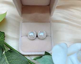 U-shaped pearl ear stud