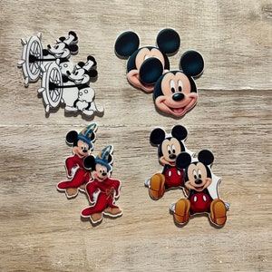 Puede incluir: Conjunto de ocho parches de planchado con personajes de Mickey Mouse. Los parches presentan a Mickey Mouse en diferentes atuendos y poses, incluyendo un marinero, un mago y un Mickey Mouse clásico.