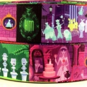 Op de afbeelding: Twee spoelen met paarse, groene en roze lint met een herhalend patroon van personages uit de Haunted Mansion-attractie in Disney World. De personages omvatten een ​​bruid, een geest en een skelet.