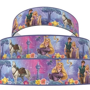 Puede incluir: Tres rollos de cinta morada con un patrón repetido de Rapunzel y Flynn Rider de la película de Disney Enredados. El patrón también incluye un caballo, una torre y flores.