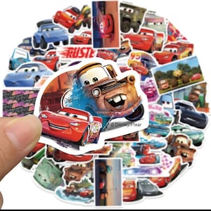 Puede incluir: Un conjunto de 50 pegatinas de personajes de la pel&iacute;cula Cars con Mater, Rayo McQueen y otros personajes. Las pegatinas est&aacute;n impresas en vinilo de alta calidad, son impermeables y duraderas. &copy; Disney/Pixar