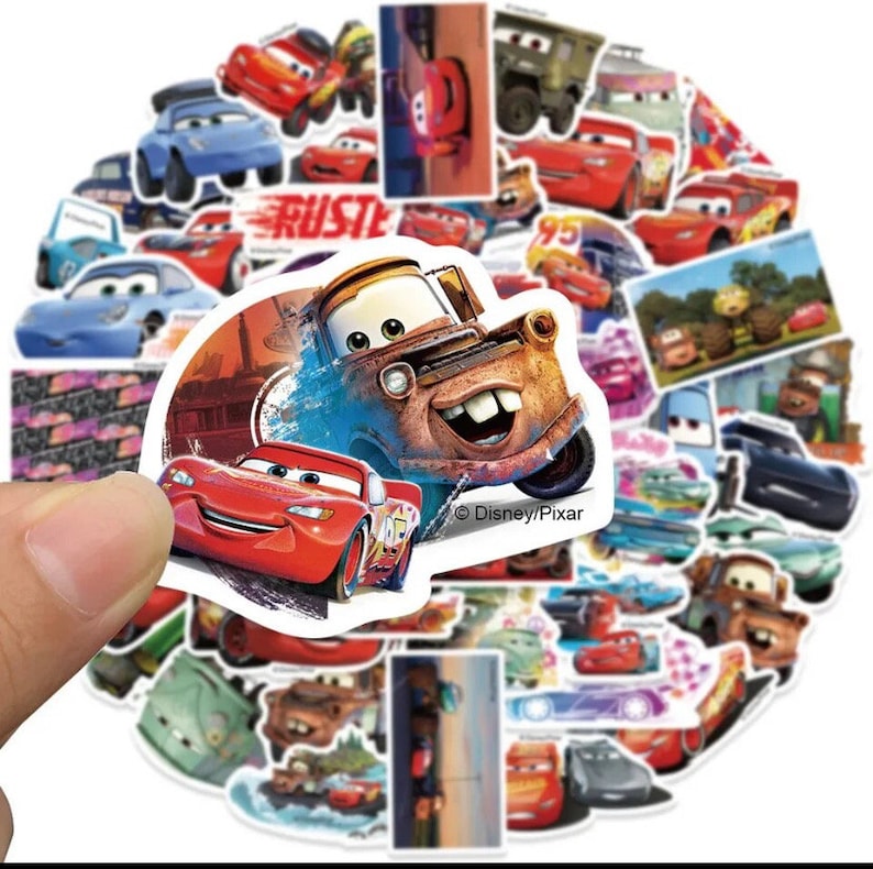 Puede incluir: Un conjunto de 50 pegatinas de personajes de la pel&iacute;cula Cars con Mater, Rayo McQueen y otros personajes. Las pegatinas est&aacute;n impresas en vinilo de alta calidad, son impermeables y duraderas. &copy; Disney/Pixar