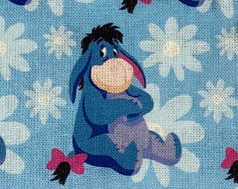 Tela de Eeyore, 100 % algodón, cuartos gordos, octavos gordos, corte vaso, Winnie The Pooh, tela azul, flores blancas.