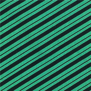 Puede incluir: Una tela con rayas diagonales en negro y verde azulado.