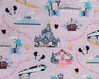Puede incluir: Una tela de color lila claro con un patrón repetido de iconos del parque Disney, incluyendo el castillo de Cenicienta, las orejas de Mickey Mouse y la entrada del parque. También está presente el texto "The Most Magical Place on Earth".