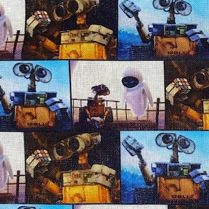 Peut inclure: Un tissu coloré avec un motif répété de WALL-E et EVE du film WALL-E de Disney Pixar. Les robots sont représentés dans différentes poses, notamment WALL-E tenant un Rubik's Cube.