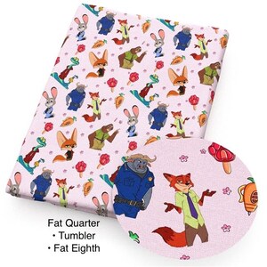 Pode incluir: Tecido rosa com um padr&atilde;o repetido de personagens de desenhos animados, incluindo uma raposa, um coelho e um b&uacute;falo. O tecido tamb&eacute;m apresenta cenouras, flores e cones de sorvete. Uma inser&ccedil;&atilde;o circular mostra um close-up dos personagens da raposa e do b&uacute;falo.