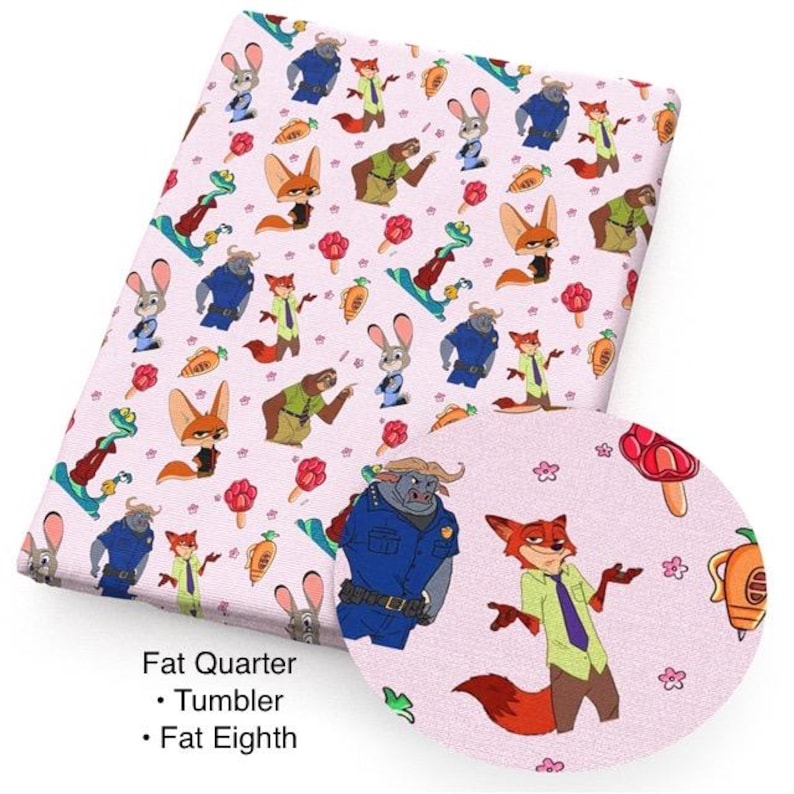 Pode incluir: Tecido rosa com um padr&atilde;o repetido de personagens de desenhos animados, incluindo uma raposa, um coelho e um b&uacute;falo. O tecido tamb&eacute;m apresenta cenouras, flores e cones de sorvete. Uma inser&ccedil;&atilde;o circular mostra um close-up dos personagens da raposa e do b&uacute;falo.