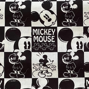 Pode incluir: Tecido xadrez preto e branco com Mickey Mouse. O design inclui imagens de corpo inteiro e apenas da cabeça do Mickey, juntamente com o texto "Mickey Mouse" e as mãos enluvadas do Mickey. O tecido é adequado para vários projetos de artesanato.