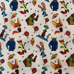Pode incluir: Tecido branco com um padr&atilde;o repetido de personagens de desenhos animados, incluindo um coelho, uma raposa, uma pregui&ccedil;a e um b&uacute;falo. O design tamb&eacute;m apresenta cenouras, flores e outros elementos em v&aacute;rias cores.