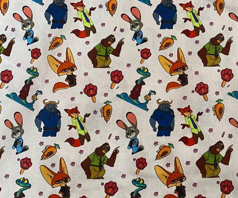 Pode incluir: Tecido branco com um padr&atilde;o repetido de personagens de desenhos animados, incluindo um coelho, uma raposa, uma pregui&ccedil;a e um b&uacute;falo. O design tamb&eacute;m apresenta cenouras, flores e outros elementos em v&aacute;rias cores.