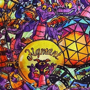 Könnte beinhalten: Ein farbenfrohes Stoffmuster mit der Figur Figment aus Epcots Journey Into Imagination. Das Design umfasst mehrere lila Drachen mit orangefarbenen Flügeln, das Wort "Figment" in einem gelben Kreis und geometrische Formen.