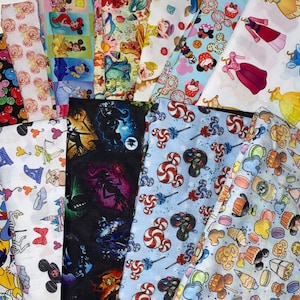 Puede incluir: Una colecci&oacute;n de retazos de tela coloridos con varios personajes y dise&ntilde;os de Disney, incluyendo Mickey Mouse, Minnie Mouse, princesas y bastones de caramelo. Las telas son perfectas para proyectos de manualidades como acolchado, costura y scrapbooking.