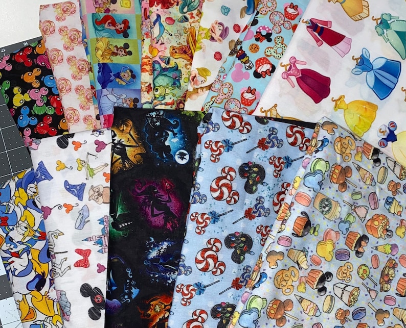 Puede incluir: Una colecci&oacute;n de retazos de tela coloridos con varios personajes y dise&ntilde;os de Disney, incluyendo Mickey Mouse, Minnie Mouse, princesas y bastones de caramelo. Las telas son perfectas para proyectos de manualidades como acolchado, costura y scrapbooking.