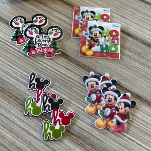 Puede incluir: Un conjunto de adornos navideños de Mickey Mouse. Los adornos presentan a Mickey Mouse en varias poses, incluyendo con un gorro de Papá Noel y sosteniendo un bastón de caramelo. Los adornos están hechos de resina y tienen un acabado brillante. Los adornos son perfectos para agregar un toque de magia de Disney a tu árbol de Navidad.