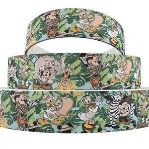 Puede incluir: Tres rollos de cinta verde y blanca con un tema de selva. La cinta presenta personajes de dibujos animados del Libro de la Selva de Disney, incluidos Baloo, el rey Louie y Shere Khan. La cinta es perfecta para manualidades, decoración y para agregar un toque de magia de Disney a tus proyectos.