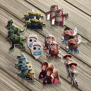 Puede incluir: Un conjunto de 12 parches termoadhesivos de personajes de Toy Story. Los parches representan a Woody, Buzz Lightyear, Jessie, el Sr. y la Sra. Potato Head, Rex, Slinky Dog, Hamm y los extraterrestres.