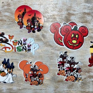 Puede incluir: Una colección de pegatinas de Disney con temática de Halloween con Mickey Mouse, Minnie Mouse y otros personajes con varios disfraces. Los diseños incluyen calabazas, fantasmas y escenas espeluznantes. Las pegatinas son coloridas y adecuadas para álbumes de recortes o decoración.