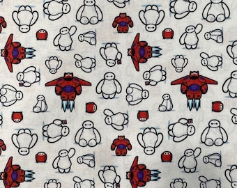Puede incluir: Tela blanca con un patrón repetido de personajes de dibujos animados rojo, blanco y azul. Los personajes son un robot con un cuerpo blanco y un robot rojo con un pecho morado.