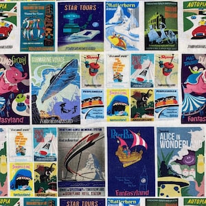 Pode incluir: Tecido com uma colagem de cartazes de viagem vintage em estilo retro. Os cartazes mostram atrações como Autopia, Star Tours e Matterhorn, com cores vibrantes e ilustrações estilizadas. O tema são parques de diversões e viagens.