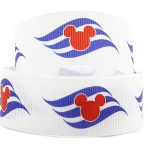 Op de afbeelding: Wit lint met een herhalend patroon van blauwe golven en rode Mickey Mouse-koppen. De golven hebben een witte streep in het midden.