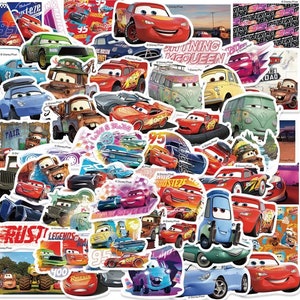 Puede incluir: Una colecci&oacute;n de pegatinas coloridas con coches de dibujos animados, incluyendo un coche rojo con el texto "Lightning McQueen" y un coche azul con el texto "Rust-eze".