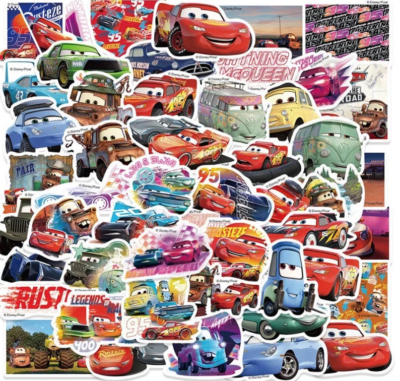 Puede incluir: Una colecci&oacute;n de pegatinas coloridas con coches de dibujos animados, incluyendo un coche rojo con el texto "Lightning McQueen" y un coche azul con el texto "Rust-eze".