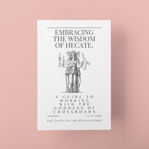 Puede incluir: Una ilustración en blanco y negro de una diosa de tres cabezas, Hécate, con antorchas y una llave. El texto dice "Embracing the Wisdom of Hecate: A Guide to Working with the Goddess of Crossroads. The Coven of the Wiccan Spirit."