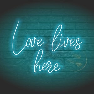 Letrero de neón hecho a mano "El amor vive aquí", letrero de frase de amor, arte romántico de la pared, letrero de neón LED de amor, letrero de neón del amor vive aquí