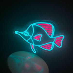 Insegna al neon con pesce farfalla dal naso lungo giallo, insegna luminosa al neon con pesce, decorazione subacquea con vita marina, insegna LED a tema oceano, decorazione murale nautica