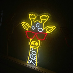 Girafa com óculos de sol levou letreiro de néon, Girafa levou luz néon, Cabeça de girafa levou néon