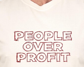 Camiseta de protesta contra la avaricia de People Over Profit Comfort Colors® 1717 para izquierdistas y personas enojadas