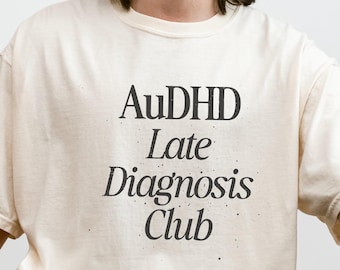 AuDHD Late Diagnosis Club T-Shirt | Komfort Farben Neurodivergent Tee