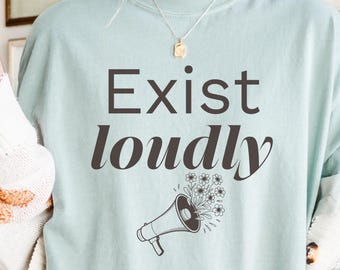 Exist Loudly Comfort Colors Tシャツ | クィアプライド、自分の居場所を主張しよう