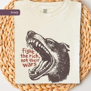 Puede incluir: Un letrero de madera rústica con la frase "Welcome to our home" en letras blancas. El letrero presenta un acabado envejecido y un diseño sencillo y acogedor.