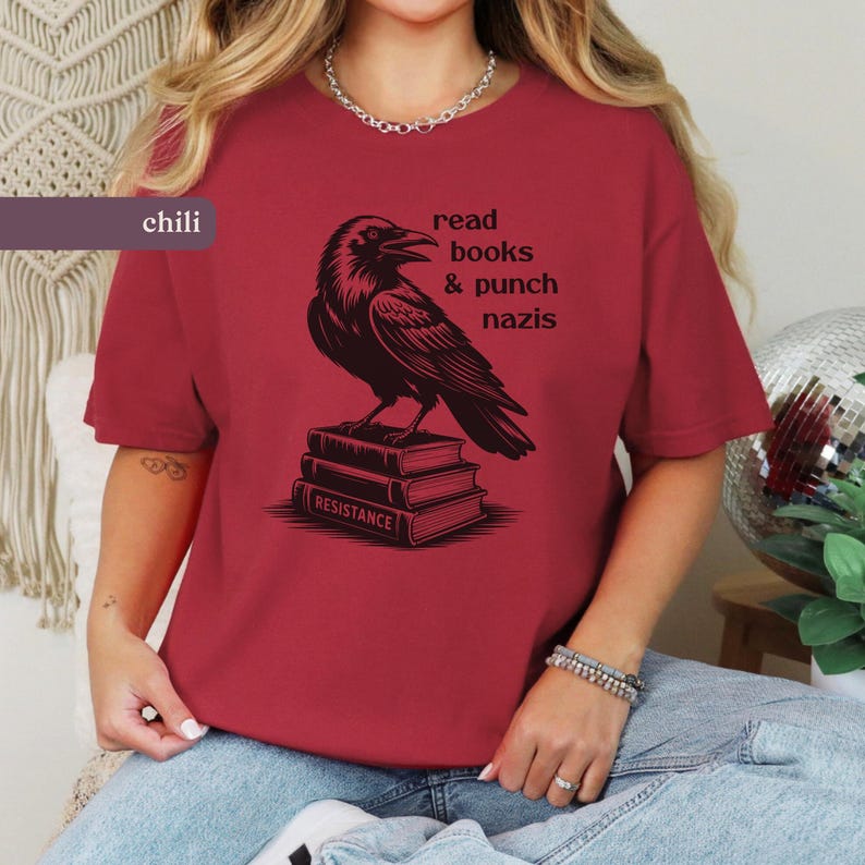 Shirt met boeken lezen tegen fascisme | Raven Comfort Colours anti-Trump-T-shirt, Antifa-merchandise afbeelding 6