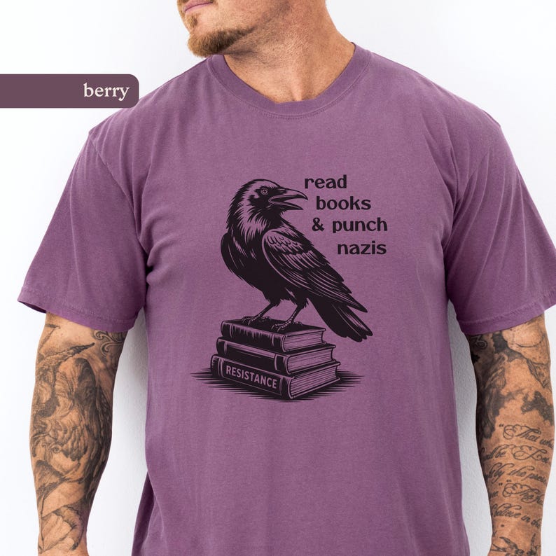 Shirt met boeken lezen tegen fascisme | Raven Comfort Colours anti-Trump-T-shirt, Antifa-merchandise afbeelding 2