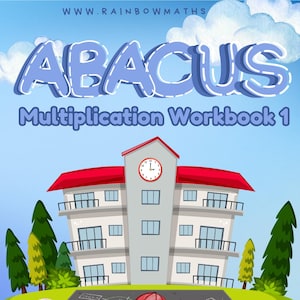 Könnte beinhalten: Ein blaues und weißes Buchcover mit dem Titel "Abacus Multiplication Workbook 1" und dem Text "Mental Maths Development Programme". Das Cover zeigt eine Cartoon-Illustration eines Schulgebäudes, einer Uhr und drei Kindern, die draußen spielen.